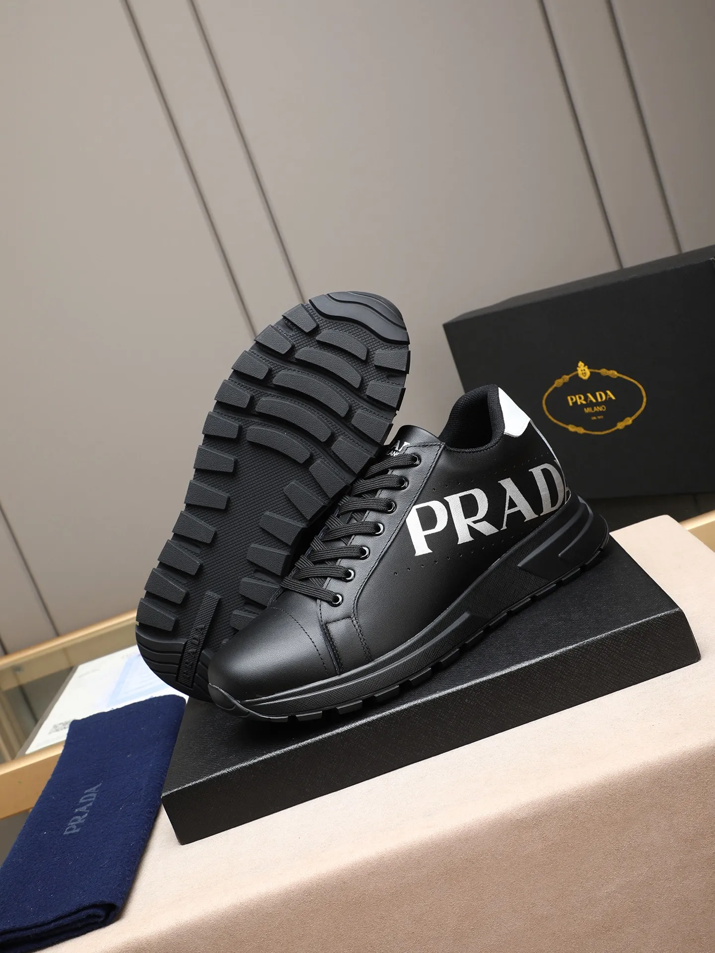 Men's shoes 💰460 PRADA's new model is on the market, the picture above is a must-sell! Fashionable casual men's shoes, trendy and versatile, relaxed and sporty style, imported cowhide leather uppers 3D printed and ultra-fine workmanship. Light and comfortable on the feet, available in 5 colors! 38-44(45 customized)